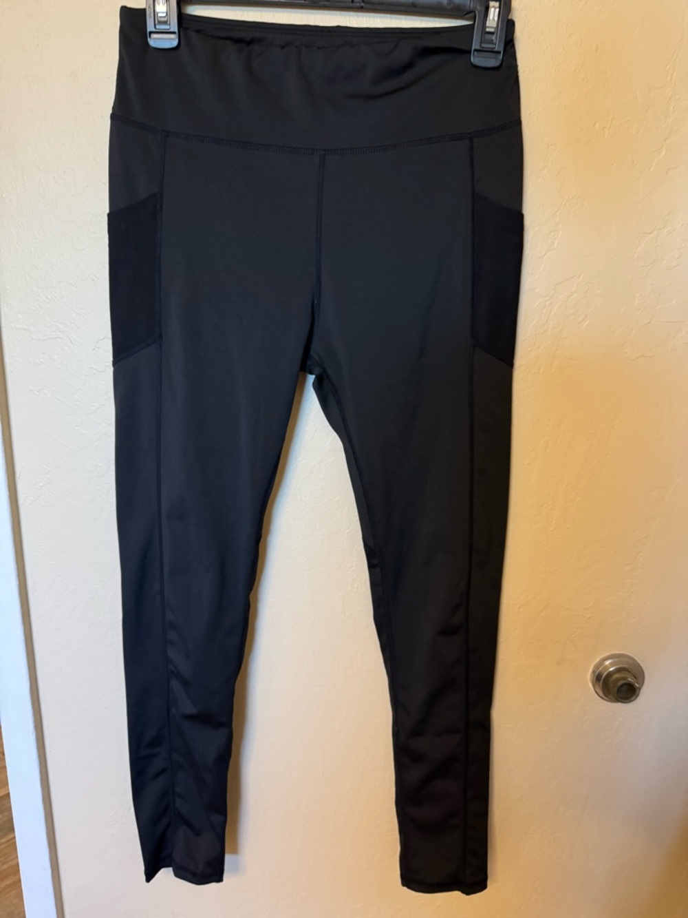 High-Rise Black Athletic Leggings with Side Pockets
